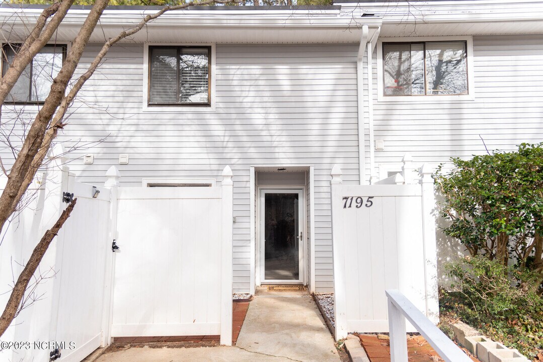 7195 Sandy Creek Dr in Raleigh, NC - Building Photo