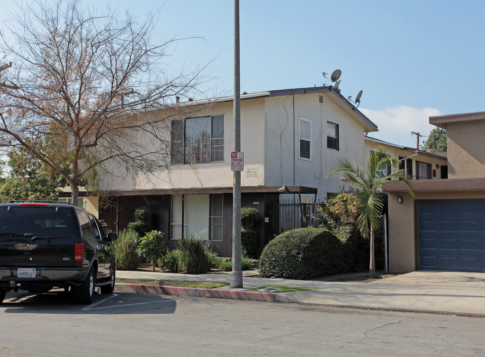 2157 Pine Ave in Long Beach, CA - Building Photo