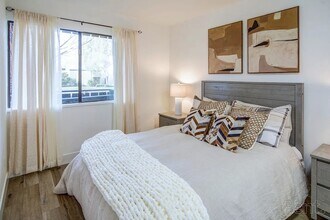 The Laurel at Mountain View (55+) in Mountain View, CA - Foto de edificio - Building Photo