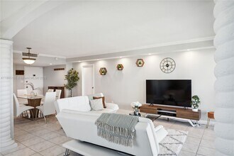 5401 Collins Ave in Miami Beach, FL - Foto de edificio - Building Photo