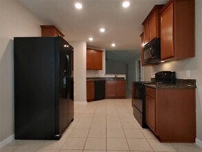 212 Comanche Plains Rd in La Marque, TX - Building Photo - Building Photo