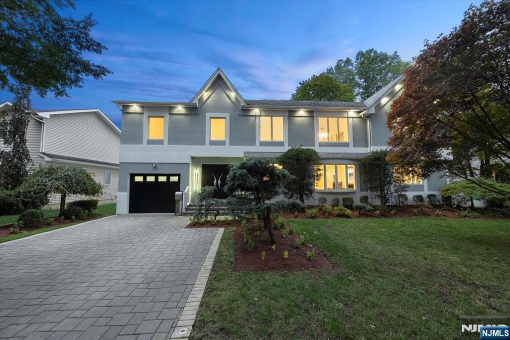 827 Alden Rd in Paramus, NJ - Foto de edificio