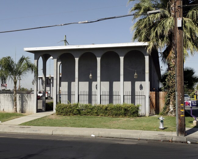 Union Avenue Townhome Apartments in Bakersfield, CA - Building Photo - Building Photo