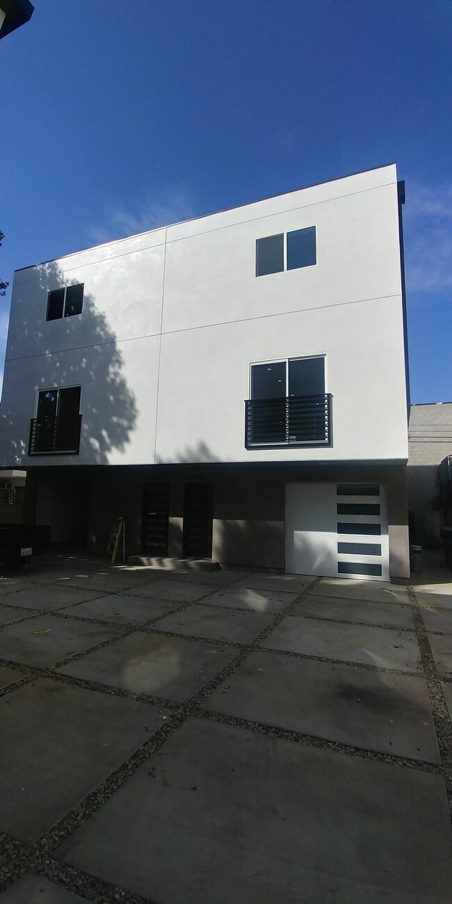 14427 Tiara St, Unit 1 in Los Angeles, CA - Building Photo - Building Photo