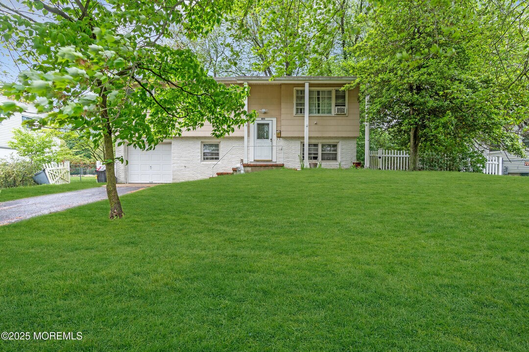 150 Susan Dr in Jackson Township, NJ - Building Photo