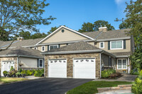 Fairfield Townhouses At Bohemia in Bohemia, NY - Foto de edificio - Building Photo