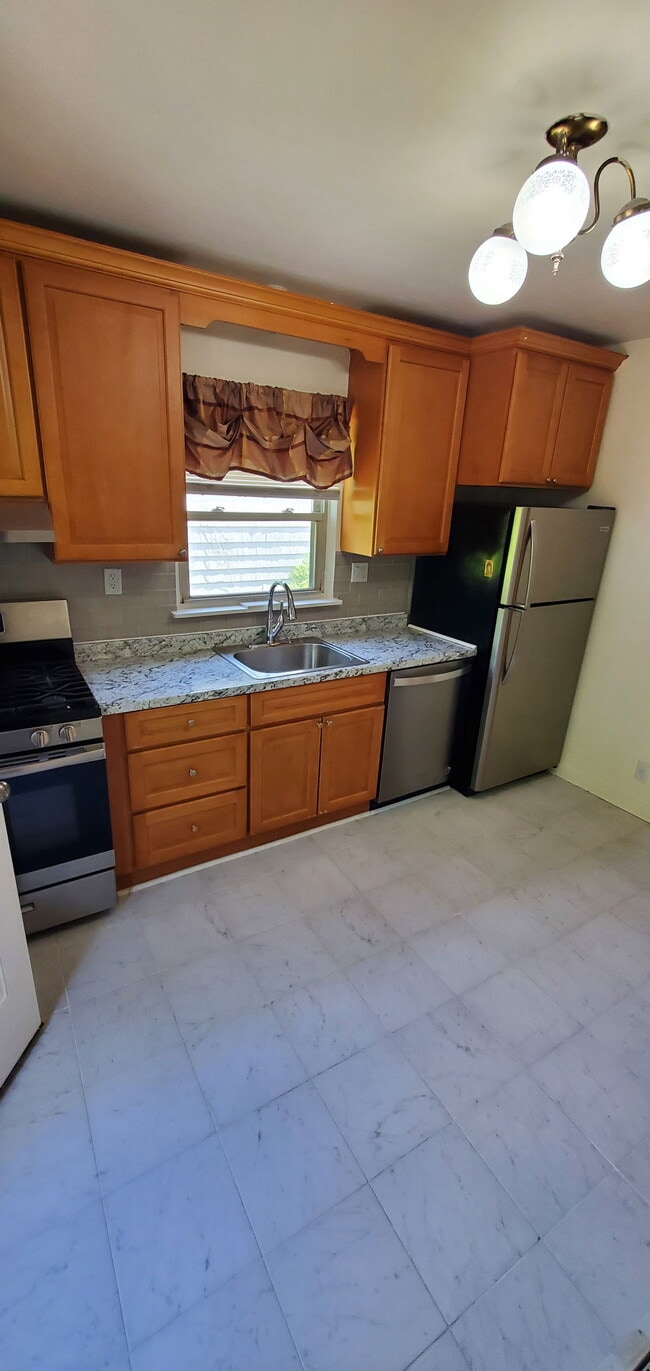 297 Tom Hunter Rd in Fort Lee, NJ - Building Photo - Building Photo