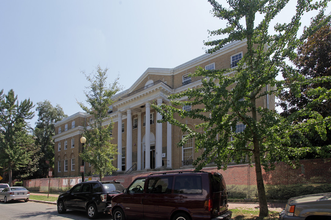 3050 R St NW in Washington, DC - Foto de edificio