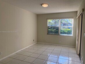 555 Racquet Club Rd in Weston, FL - Building Photo - Building Photo