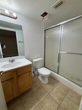 7610 Westwood Dr, Unit 105 in Tamarac, FL - Foto de edificio - Building Photo