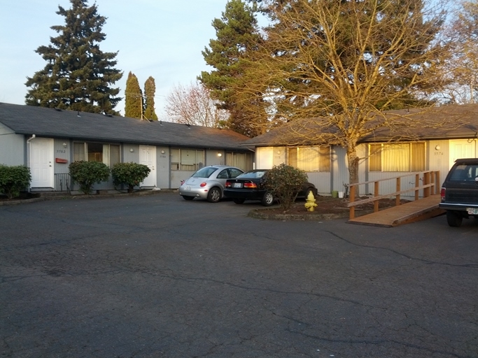 Anita Manor Apartments in Salem, OR - Building Photo