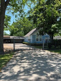 2504 Pine Tree Dr photo'