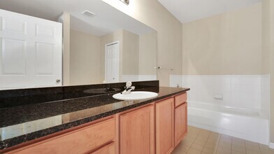 56131 Stoney Pl Ln in Shelby Township, MI - Building Photo - Building Photo