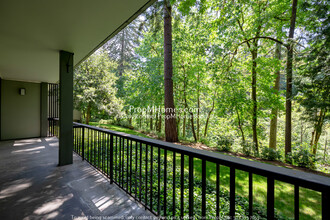 Bay Roc Apartments in Lake Oswego, OR - Building Photo - Building Photo