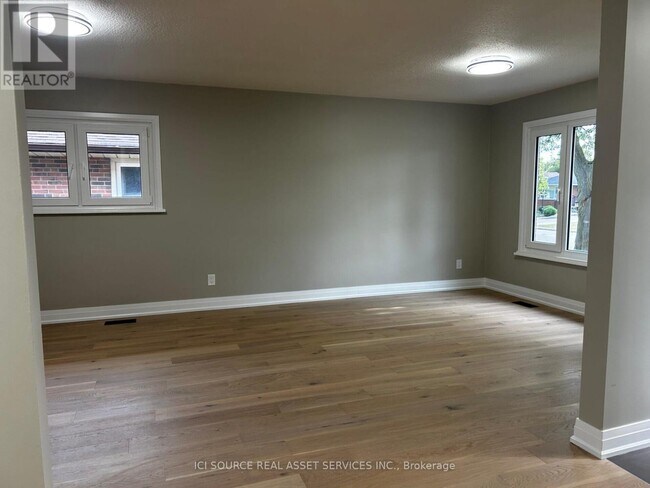 30 Swanhurst Blvd in Mississauga, ON - Building Photo - Building Photo