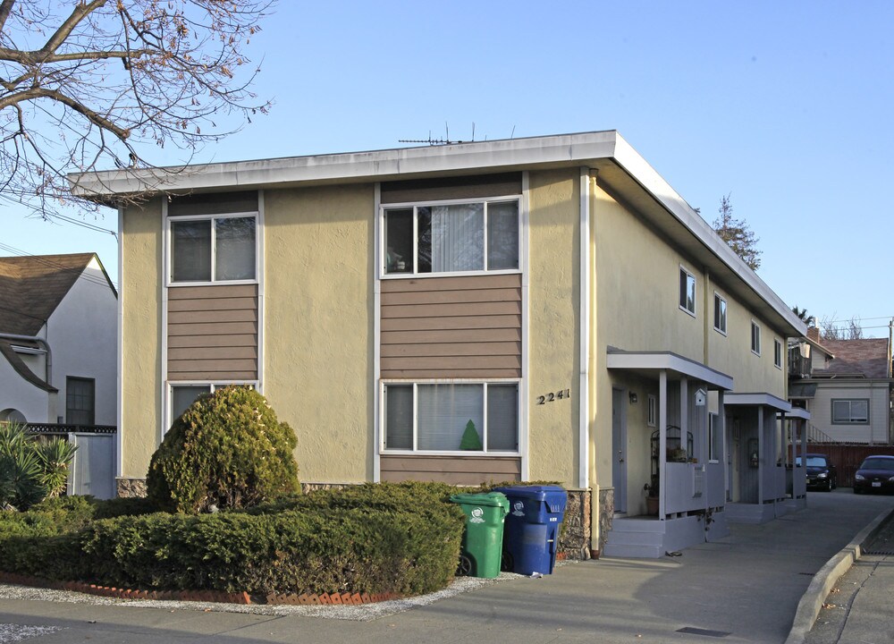 2241 Clinton Ave in Alameda, CA - Building Photo