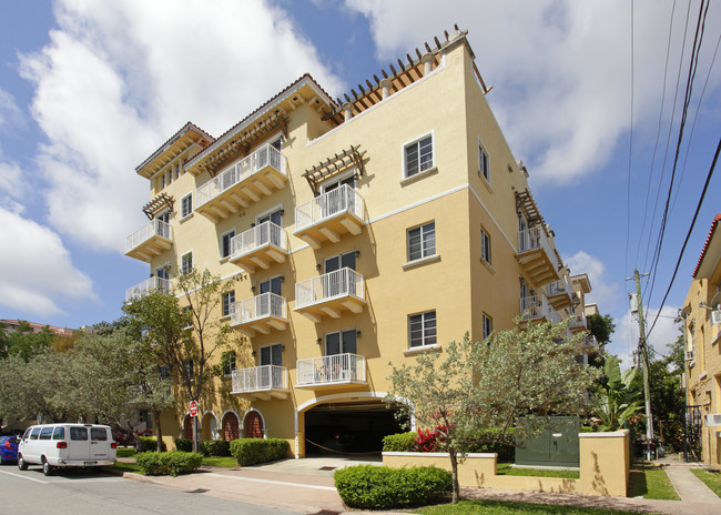 107 Mendoza Ave in Coral Gables, FL - Foto de edificio - Building Photo