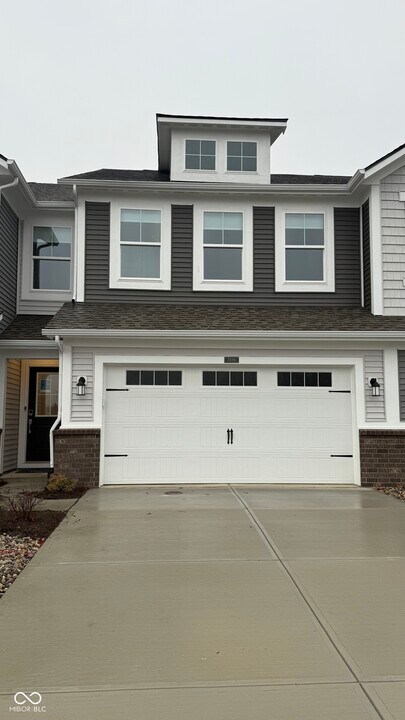 7699 Marin Pkwy in Cumberland, IN - Building Photo