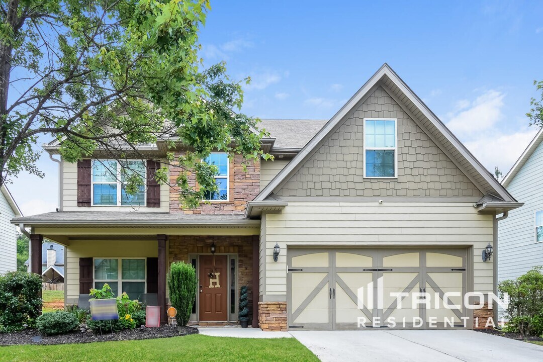 328 Cliffhaven Cir in Newnan, GA - Foto de edificio