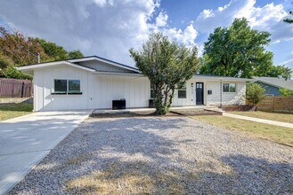 5407 Manor Rd in Austin, TX - Building Photo - Building Photo