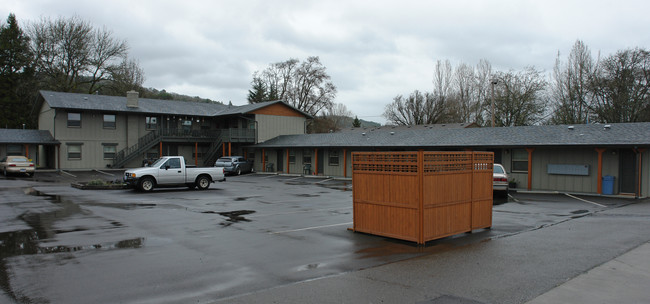 Stephens Court Apartments in Roseburg, OR - Building Photo - Building Photo