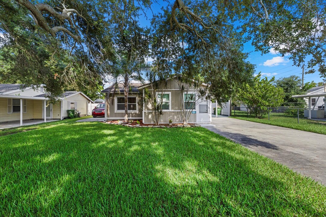 1220 Rhodes Ave in Sarasota, FL - Building Photo