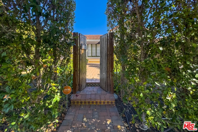 434 Laurel Ave in Los Angeles, CA - Building Photo - Building Photo