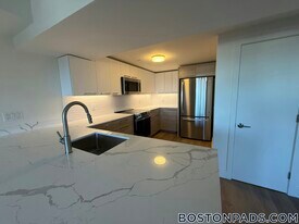 1079 Commonwealth Ave in Boston, MA - Building Photo