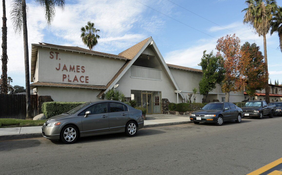 St. James Place in Chino, CA - Foto de edificio