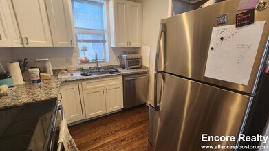 2017 Commonwealth Ave in Boston, MA - Foto de edificio - Building Photo