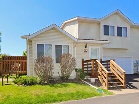 8A Oak Rd, Unit 1 in Circle Pines, MN - Building Photo