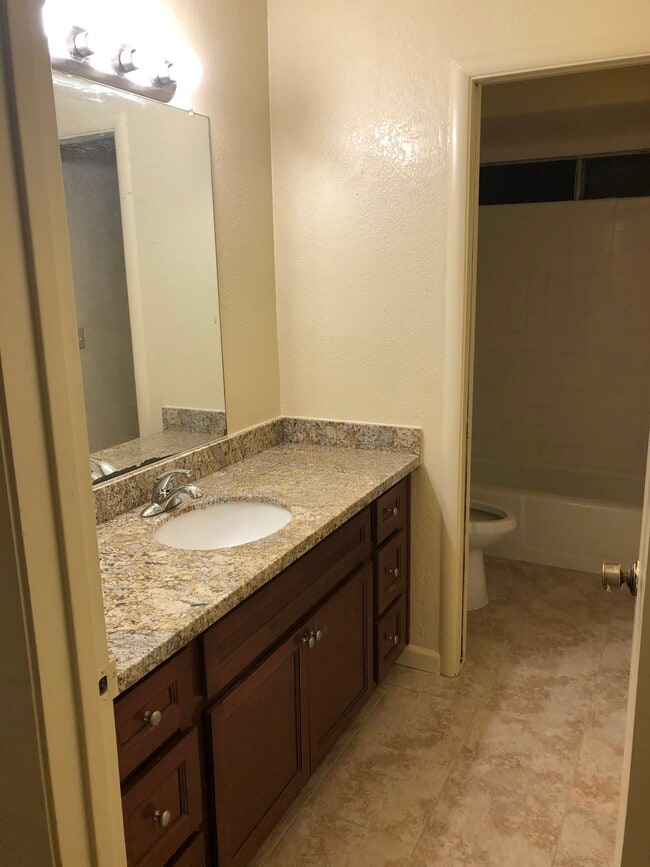 5400 Pomegranate Ave in Sacramento, CA - Foto de edificio - Building Photo