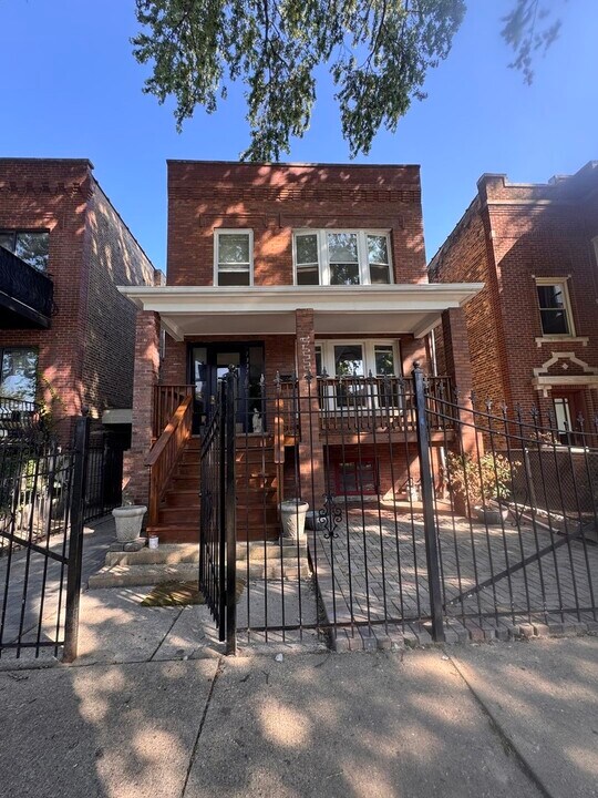 7337 N Honore St in Chicago, IL - Building Photo