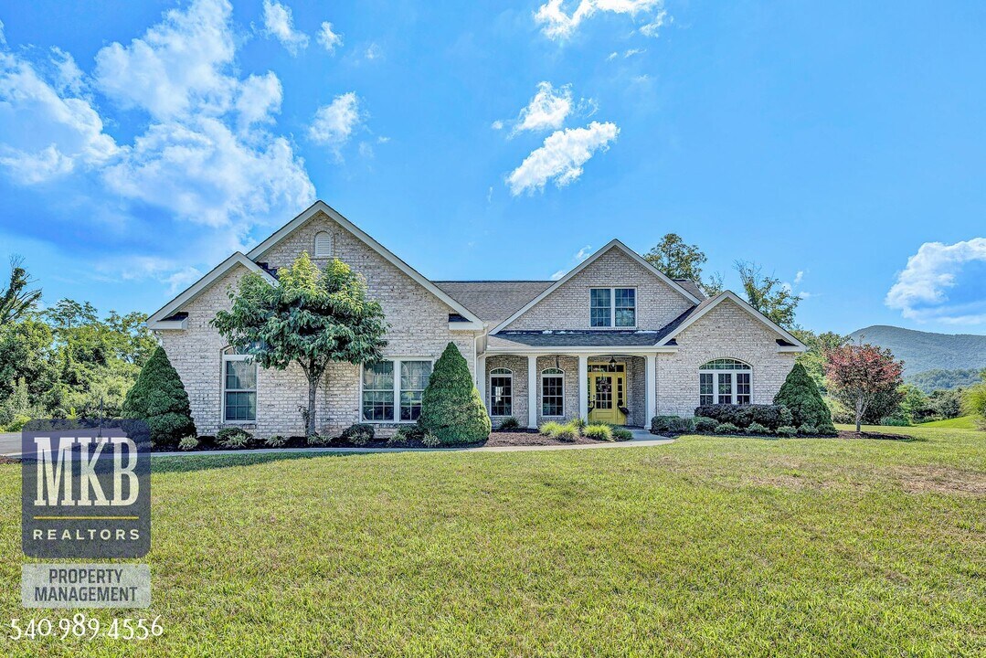 7621 Nandina Dr in Roanoke, VA - Building Photo