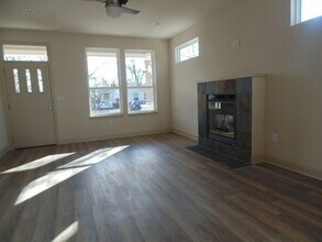 110 Nelray Blvd in Austin, TX - Foto de edificio - Building Photo