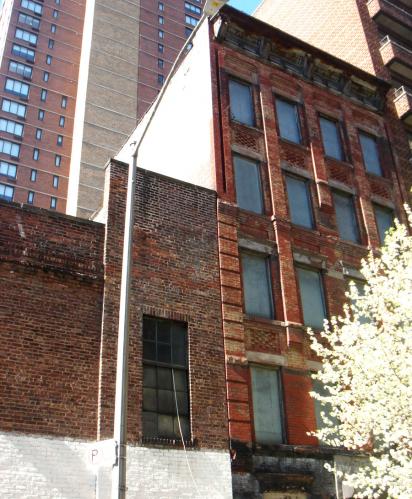 302 E 95th St in New York, NY - Building Photo