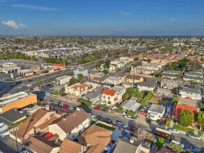 17054 A Ln in Huntington Beach, CA - Foto de edificio - Building Photo