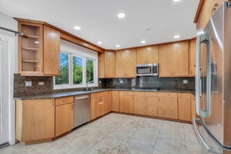107 E Burr Oak Dr in Arlington Heights, IL - Building Photo - Building Photo