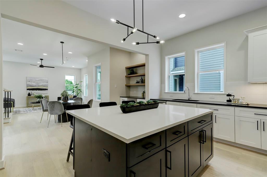 2204 Lou Ellen Ln in Houston, TX - Building Photo