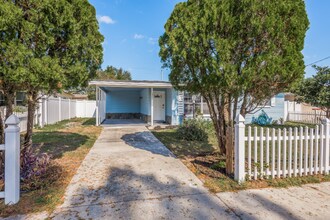 2326 E 112th Ave in Tampa, FL - Building Photo - Building Photo