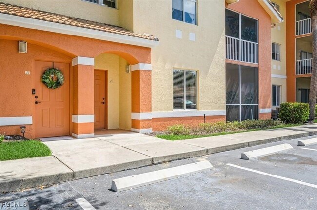 6461 Aragon Way in Ft. Myers, FL - Foto de edificio - Building Photo