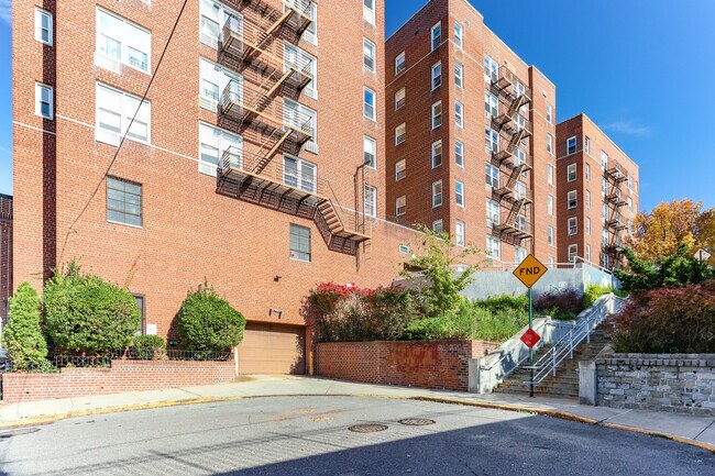 Imperial Plaza in Brooklyn, NY - Foto de edificio - Building Photo