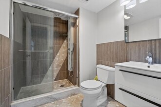 830 S Hollybrook Dr in Pembroke Pines, FL - Building Photo - Building Photo