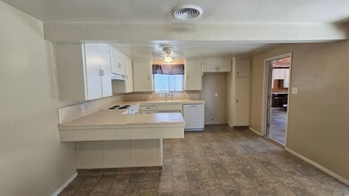 2707 Wenatchee Ave in Bakersfield, CA - Building Photo - Building Photo