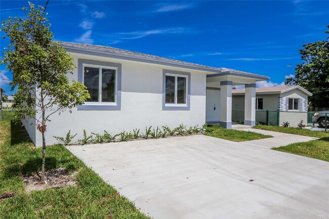 806 NW 5th Ave in Hallandale Beach, FL - Building Photo - Building Photo