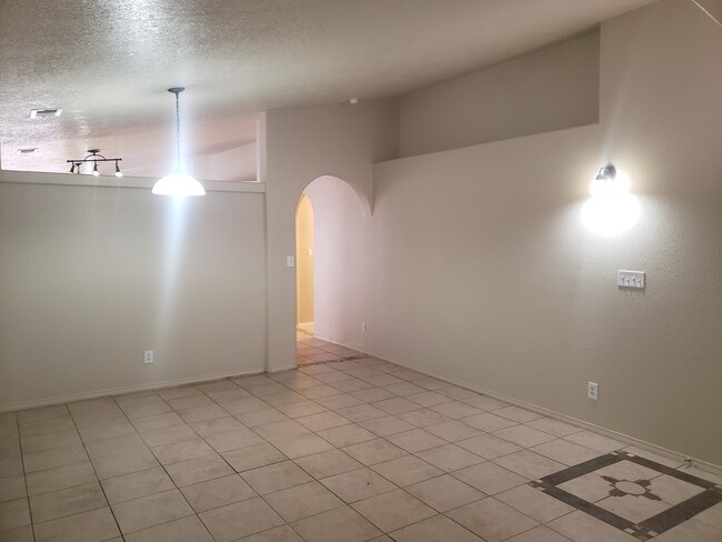 2605 Silver Star Dr SW in Albuquerque, NM - Building Photo - Building Photo