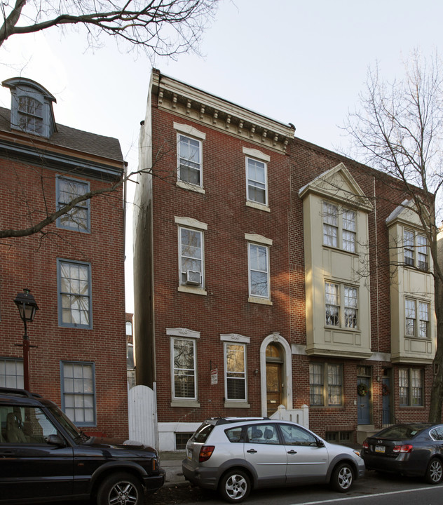 332 Lombard St in Philadelphia, PA - Building Photo