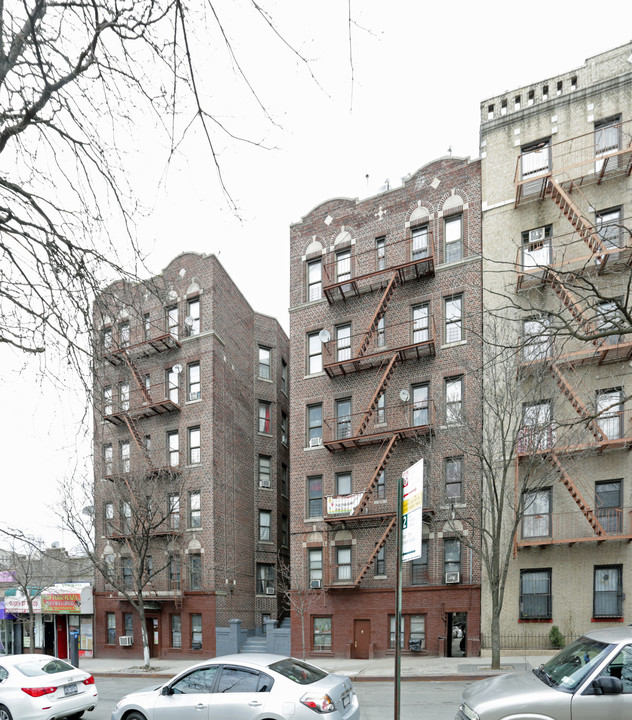 15 E Mosholu N in Bronx, NY - Building Photo