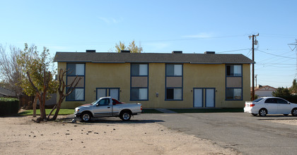 13945 Smoke Tree St in Hesperia, CA - Foto de edificio - Building Photo