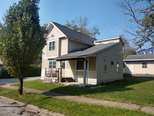 property at 922 W 8th St